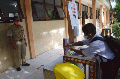Siswa kelas V saat mengikuti pelaksanaan pembelajaran tatap muka terbatas di SDN Bulusan Tembalang, Kota Semarang, Jawa Tengah, Senin (30/8/2021).