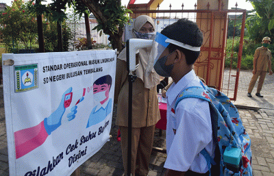 Siswa kelas V saat mengikuti pelaksanaan pembelajaran tatap muka terbatas di SDN Bulusan Tembalang, Kota Semarang, Jawa Tengah, Senin (30/8/2021).