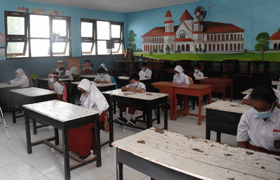 Siswa kelas V saat mengikuti pelaksanaan pembelajaran tatap muka terbatas di SDN Bulusan Tembalang, Kota Semarang, Jawa Tengah, Senin (30/8/2021).