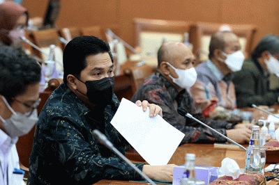 Menteri BUMN Erick Thohir dan Menteri Koperasi dan Usaha Kecil Menengah (UKM) Teten Masduki saat raker di Kompleks Parlemen Senayan, Senin (30/8/2021).