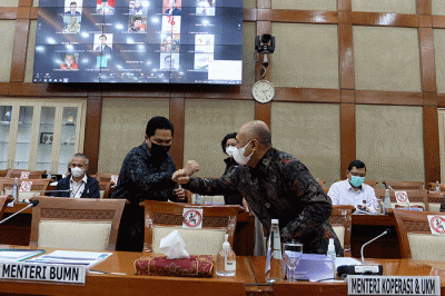 Menteri BUMN Erick Thohir dan Menteri Koperasi dan Usaha Kecil Menengah (UKM) Teten Masduki saat raker di Kompleks Parlemen Senayan, Senin (30/8/2021).
