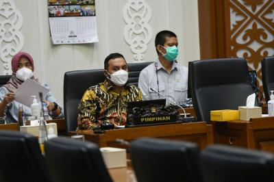Wakil Ketua Badan Legislasi (Baleg) DPR Willy Aditya (kanan) memimpin rapat pleno Baleg di Kompleks Parlemen, Senayan, Jakarta, Senin (30/8/2021).