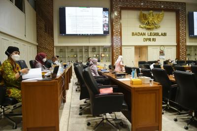 Wakil Ketua Badan Legislasi (Baleg) DPR Willy Aditya (kanan) memimpin rapat pleno Baleg di Kompleks Parlemen, Senayan, Jakarta, Senin (30/8/2021).