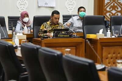 Wakil Ketua Badan Legislasi (Baleg) DPR Willy Aditya (kanan) memimpin rapat pleno Baleg di Kompleks Parlemen, Senayan, Jakarta, Senin (30/8/2021).
