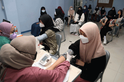 Siswa SMA Muhammadiyah 2 (Smamda) Surabaya mendapat suntikan vaksin sinovac dosis pertama di Smamda Surabaya, Jawa Timur, Senin (30/8/2021).