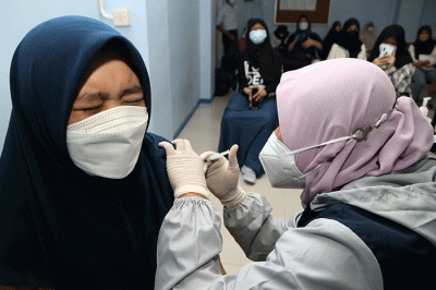 Siswa SMA Muhammadiyah 2 (Smamda) Surabaya mendapat suntikan vaksin sinovac dosis pertama di Smamda Surabaya, Jawa Timur, Senin (30/8/2021).