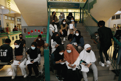 Siswa SMA Muhammadiyah 2 (Smamda) Surabaya mendapat suntikan vaksin sinovac dosis pertama di Smamda Surabaya, Jawa Timur, Senin (30/8/2021).