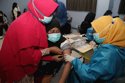 Siswa SMA Muhammadiyah 2 (Smamda) Surabaya mendapat suntikan vaksin sinovac dosis pertama di Smamda Surabaya, Jawa Timur, Senin (30/8/2021).