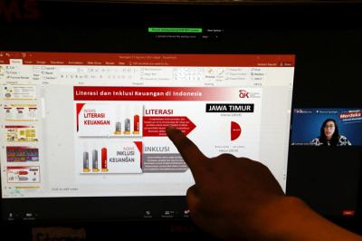 Webinar Menuju Merdeka Literasi Keuangan yang digelar secara virtual di Surabaya, Jawa Timur, Selasa (31/8/2021).