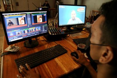 Webinar Menuju Merdeka Literasi Keuangan yang digelar secara virtual di Surabaya, Jawa Timur, Selasa (31/8/2021).
