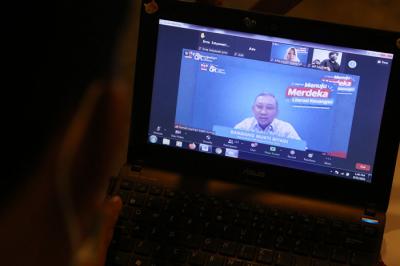 Webinar Menuju Merdeka Literasi Keuangan yang digelar secara virtual di Surabaya, Jawa Timur, Selasa (31/8/2021).
