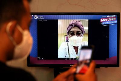 Webinar Menuju Merdeka Literasi Keuangan yang digelar secara virtual di Surabaya, Jawa Timur, Selasa (31/8/2021).