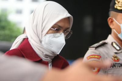 Bupati Probolinggo Puput Tantriana Sari dan suaminya yang juga anggota DPR Fraksi Partai NasDem Hasan Aminuddin digiring ke Gedung KPK, Senin (30/8/2021).