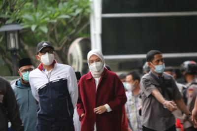 Bupati Probolinggo Puput Tantriana Sari dan suaminya yang juga anggota DPR Fraksi Partai NasDem Hasan Aminuddin digiring ke Gedung KPK, Senin (30/8/2021).
