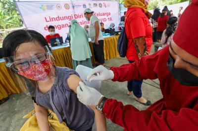 Vaksinasi untuk 2.000 warga di Sekolah Islam Terpadu Citra Az-zahra, Jakarta Barat, Selasa (31/8/2021).