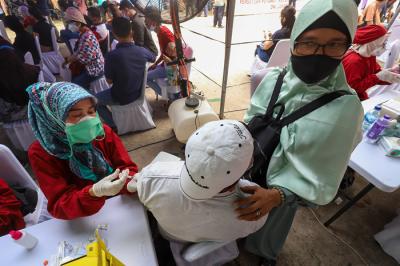 Vaksinasi untuk 2.000 warga di Sekolah Islam Terpadu Citra Az-zahra, Jakarta Barat, Selasa (31/8/2021).