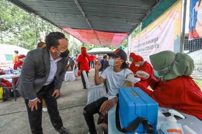 Vaksinasi untuk 2.000 warga di Sekolah Islam Terpadu Citra Az-zahra, Jakarta Barat, Selasa (31/8/2021).