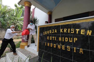 Ketua umum Gerakan Kasih Perindo Yerry Tawalujan saat memberikan paket sembako kepada pendeta di Rumah Ibadah GKRHI Depok, Jawa Barat, Selasa (31/8/2021).