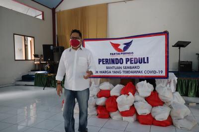 Ketua umum Gerakan Kasih Perindo Yerry Tawalujan saat memberikan paket sembako kepada pendeta di Rumah Ibadah GKRHI Depok, Jawa Barat, Selasa (31/8/2021).