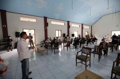 Ketua umum Gerakan Kasih Perindo Yerry Tawalujan saat memberikan paket sembako kepada pendeta di Rumah Ibadah GKRHI Depok, Jawa Barat, Selasa (31/8/2021).
