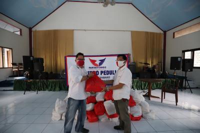 Ketua umum Gerakan Kasih Perindo Yerry Tawalujan saat memberikan paket sembako kepada pendeta di Rumah Ibadah GKRHI Depok, Jawa Barat, Selasa (31/8/2021).