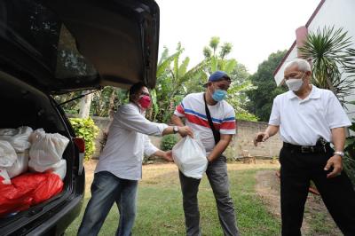 Ketua umum Gerakan Kasih Perindo Yerry Tawalujan saat memberikan paket sembako kepada pendeta di Rumah Ibadah GKRHI Depok, Jawa Barat, Selasa (31/8/2021).
