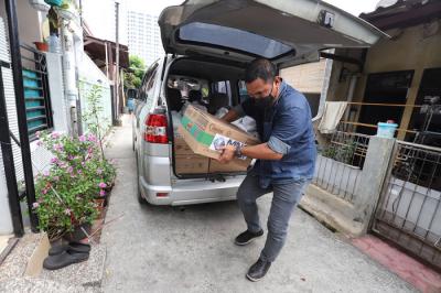 MNC Peduli bersama sinetron Putri untuk Pangeran membagikan sembako kepada Yayasan Keluarga Tuna Netra Muslim Indonesia Depok, Jawa Barat, Selasa (31/8/2021).
