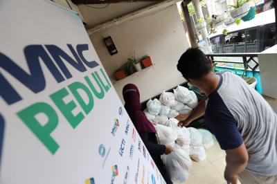 MNC Peduli bersama sinetron Putri untuk Pangeran membagikan sembako kepada Yayasan Keluarga Tuna Netra Muslim Indonesia Depok, Jawa Barat, Selasa (31/8/2021).