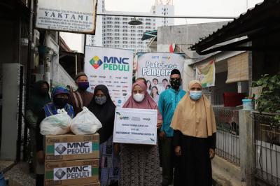 MNC Peduli bersama sinetron Putri untuk Pangeran membagikan sembako kepada Yayasan Keluarga Tuna Netra Muslim Indonesia Depok, Jawa Barat, Selasa (31/8/2021).