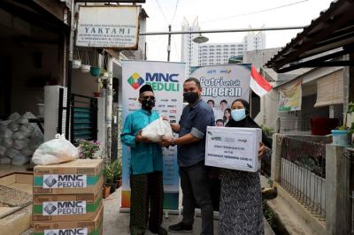 MNC Peduli bersama sinetron Putri untuk Pangeran membagikan sembako kepada Yayasan Keluarga Tuna Netra Muslim Indonesia Depok, Jawa Barat, Selasa (31/8/2021).
