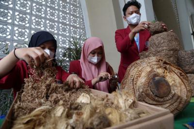Mahasiswa UMSurabaya menunjukkan pot bunga cantik berbahan dasar limbah pelepah pisang saat dipamerkan di kampus UMSurabaya, Jawa Timur, Senin (30/8/2021).