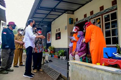 Presiden Joko Widodo meninjau vaksinasi Lanjutan untuk Pelajar dan Masyarakat secara Door to Door di Kuningan, Jawa Barat, Selasa (31/8/2021).