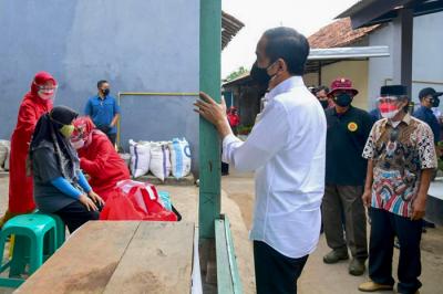 Presiden Joko Widodo meninjau vaksinasi Lanjutan untuk Pelajar dan Masyarakat secara Door to Door di Kuningan, Jawa Barat, Selasa (31/8/2021).