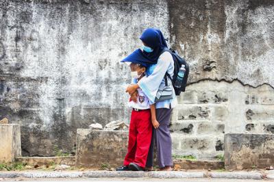 Sebanyak 128 siswa mengikuti Pembelajaran Tatap Muka (PTM) di SD Negeri Palmerah 09, Jakarta Barat, Senin (30/8/2021).