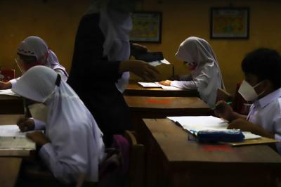 Sebanyak 128 siswa mengikuti Pembelajaran Tatap Muka (PTM) di SD Negeri Palmerah 09, Jakarta Barat, Senin (30/8/2021).