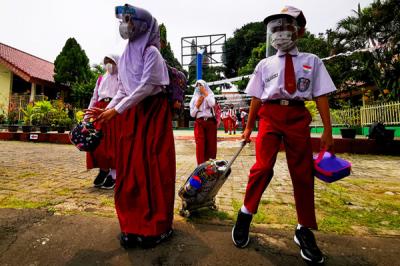 Sebanyak 128 siswa mengikuti Pembelajaran Tatap Muka (PTM) di SD Negeri Palmerah 09, Jakarta Barat, Senin (30/8/2021).