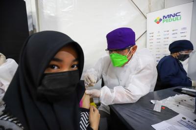 Petugas menyuntikan vaksin Covid-19 dosis kedua kepada warga di Sentra Vaksinasi MNC Peduli, MNC Studios, Kebon Jeruk, Jakarta Barat, Selasa (31/8/2021).Â 