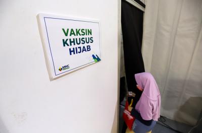 Petugas menyuntikan vaksin Covid-19 dosis kedua kepada warga di Sentra Vaksinasi MNC Peduli, MNC Studios, Kebon Jeruk, Jakarta Barat, Selasa (31/8/2021).Â 
