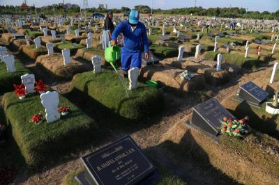 Pekerja melakukan perawatan makam khusus Covid-19 di TPU Keputih Surabaya, Jawa Timur, Rabu (1/9/2021).