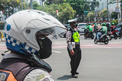 Petugas kepolisian berjaga di ruas jalan di kawasan Jakarta Pusat, Rabu (1/9/2021).