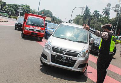 Petugas kepolisian berjaga di ruas jalan di kawasan Jakarta Pusat, Rabu (1/9/2021).