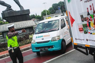 Petugas kepolisian berjaga di ruas jalan di kawasan Jakarta Pusat, Rabu (1/9/2021).