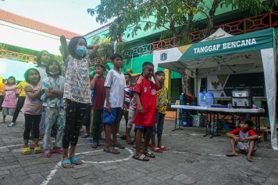 Warga korban kebakaran saat mengungsi di salah satu ruang kelas SDN 09 Kebon Kosong, Kemayoran, Jakarta Pusat, Rabu (1/9/2021).