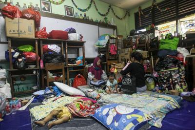 Warga korban kebakaran saat mengungsi di salah satu ruang kelas SDN 09 Kebon Kosong, Kemayoran, Jakarta Pusat, Rabu (1/9/2021).