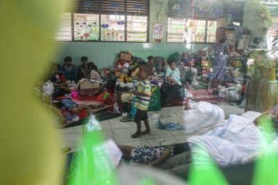 Warga korban kebakaran saat mengungsi di salah satu ruang kelas SDN 09 Kebon Kosong, Kemayoran, Jakarta Pusat, Rabu (1/9/2021).