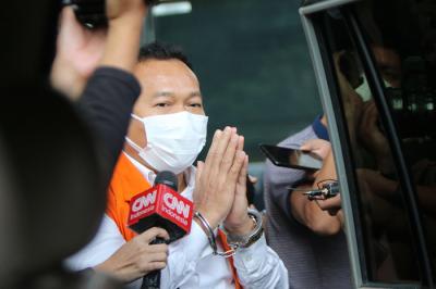 Terdakwa Pejabat Pembuat Komitmen Kemensos Adi Wahyono usai menjalani sidang putusan secara virtual di Gedung Merah Putih KPK, Jakarta, Rabu (1/9/2021).