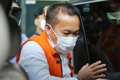 Terdakwa Pejabat Pembuat Komitmen Kemensos Adi Wahyono usai menjalani sidang putusan secara virtual di Gedung Merah Putih KPK, Jakarta, Rabu (1/9/2021).