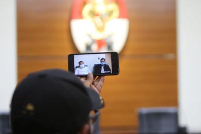 Terdakwa Pejabat Pembuat Komitmen Kemensos Adi Wahyono usai menjalani sidang putusan secara virtual di Gedung Merah Putih KPK, Jakarta, Rabu (1/9/2021).