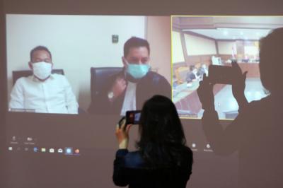 Terdakwa Pejabat Pembuat Komitmen Kemensos Adi Wahyono usai menjalani sidang putusan secara virtual di Gedung Merah Putih KPK, Jakarta, Rabu (1/9/2021).