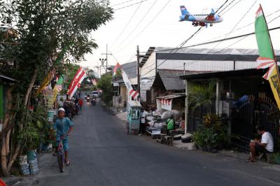 Suasana aktifitas masyakat di kawasan Kedung Baruk, salah satu kampung yang pernah menjadi epicentrum Covid-19 di Surabaya, Jawa Timur, Rabu (1/9/2021).